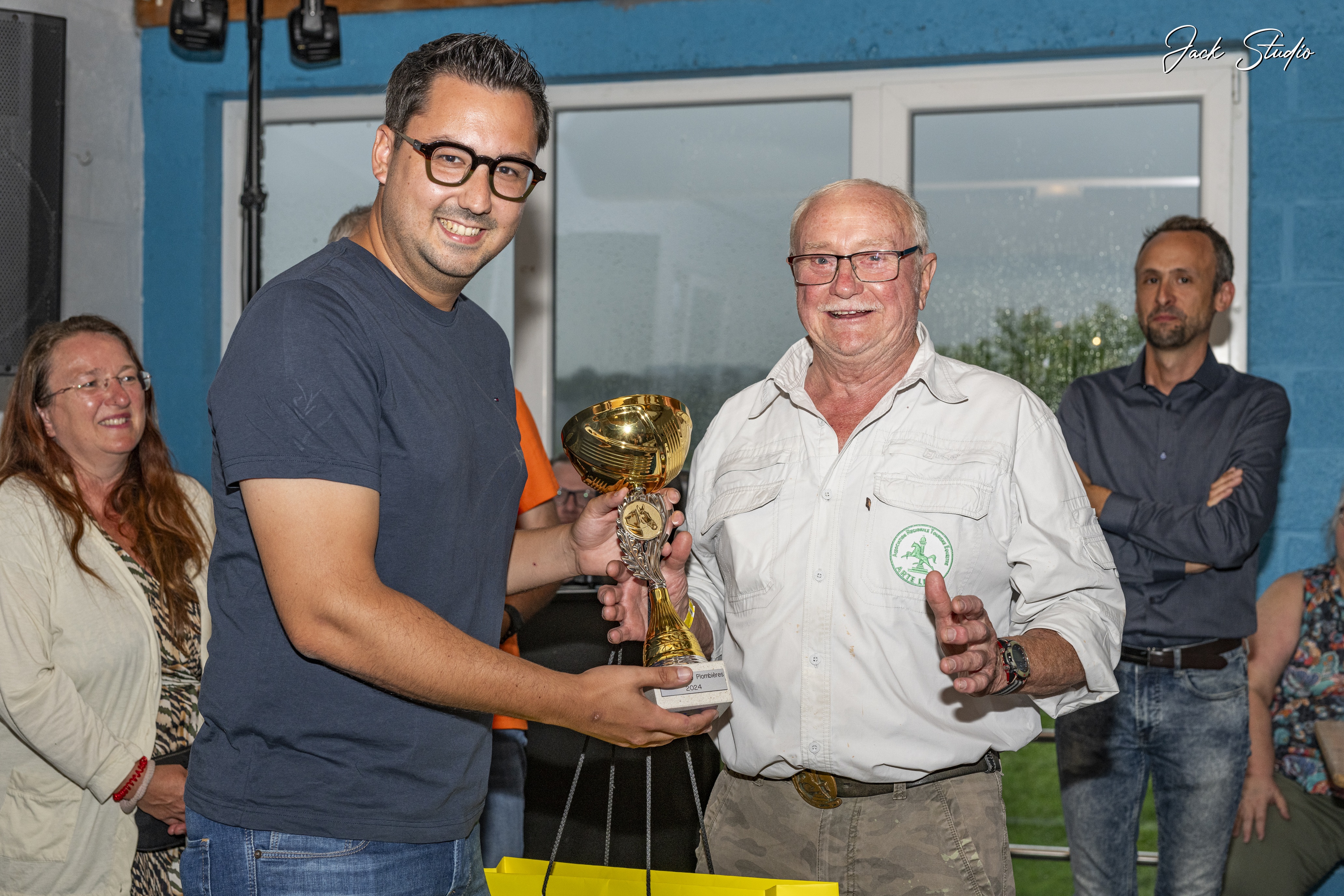 Remise de la coupe lors de la proclamation